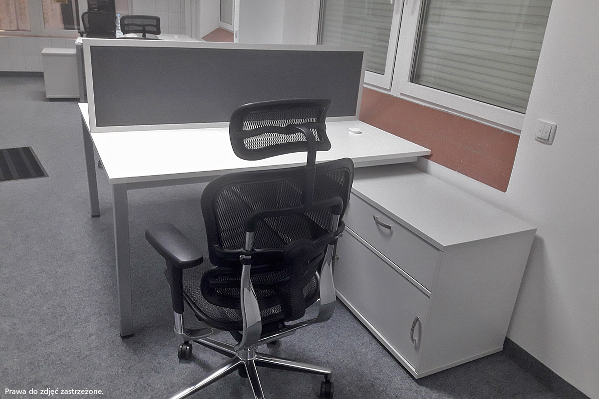 1 z 5. Realizacje M.J. Office – biurko nakładane z przegrodą wsparte na dwóch pomocnikach