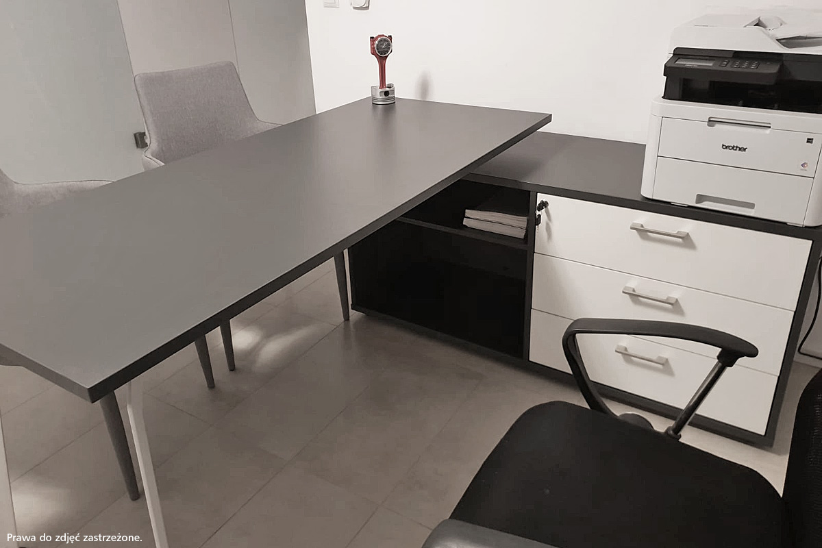 2 z 11. Realizacje Silesia Meble – meble biurowe XAR, biurko z serii XAR S wsparte na pomocniku XAR-P2