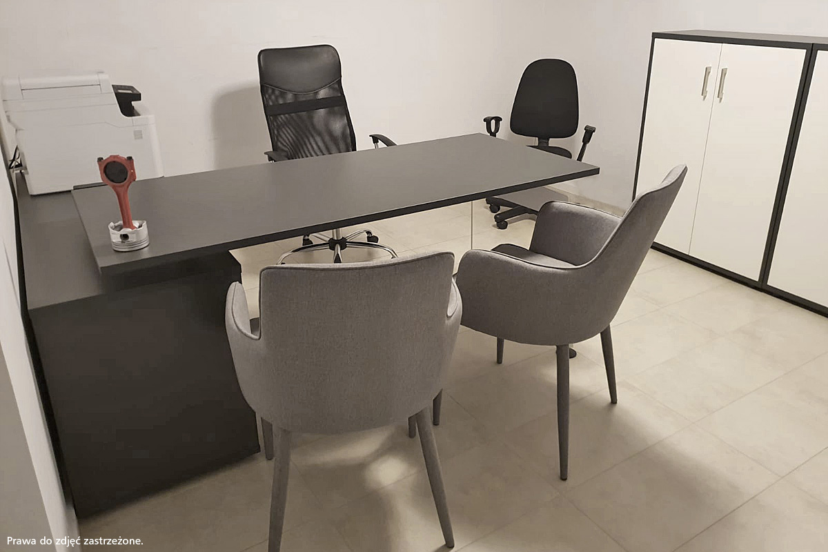 1 z 11. Realizacje Silesia Meble – meble biurowe XAR, biurko z serii XAR S wsparte na pomocniku i regały biurowe