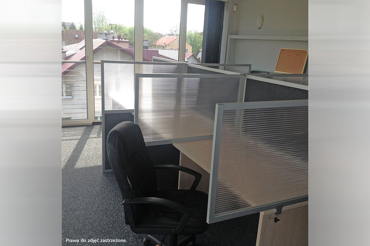 16 z 26. Office mebel - biurka z przegrodami Opentech