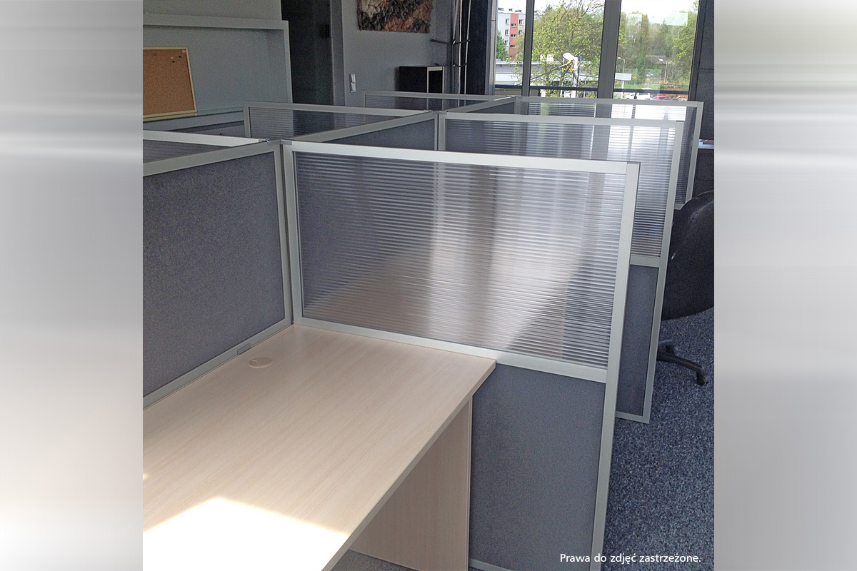 17 z 26. Office mebel - biurka z przegrodami Opentech